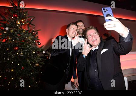 Ferdinand Hofer, Sven Hannawald und Francis Fulton-Smith bei der 30. JosÃ Carreras Gala 2024 a der Media City Lipsia. Lipsia, 12.12.2024 *** Ferdinand Hofer, Sven Hannawald e Francis Fulton Smith al 30 JosÃ Carreras Gala 2024 nella Media City Lipsia, 12 12 2024 foto:XF.xKernx/xFuturexImagex carreras 4450 Foto Stock