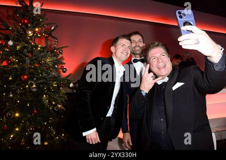 Ferdinand Hofer, Sven Hannawald und Francis Fulton-Smith bei der 30. JosÃ Carreras Gala 2024 a der Media City Lipsia. Lipsia, 12.12.2024 *** Ferdinand Hofer, Sven Hannawald e Francis Fulton Smith al 30 JosÃ Carreras Gala 2024 nella Media City Lipsia, 12 12 2024 foto:XF.xKernx/xFuturexImagex carreras 4449 Foto Stock