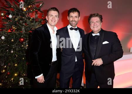 Ferdinand Hofer, Sven Hannawald und Francis Fulton-Smith bei der 30. JosÃ Carreras Gala 2024 a der Media City Lipsia. Lipsia, 12.12.2024 *** Ferdinand Hofer, Sven Hannawald e Francis Fulton Smith al 30 JosÃ Carreras Gala 2024 nella Media City Lipsia, 12 12 2024 foto:XF.xKernx/xFuturexImagex carreras 4453 Foto Stock