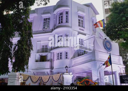 Rajgruha, memoriale, museo e casa del leader politico e riformatore B.R. Ambedkar a Dadar, Mumbai, India, illuminato per il suo annientamento di morte Foto Stock