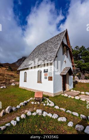 Vista della Cappella Sellajoch nelle Dolomiti in Italia. Foto Stock