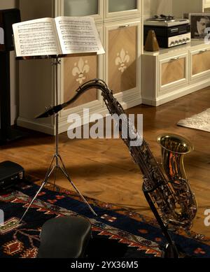 Interno di una stanza con sassofono e musiche Foto Stock