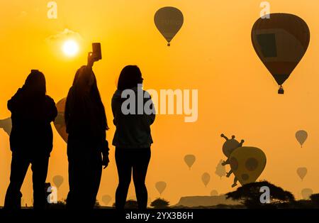 QATAR BALLOON FESTIVAL 2024 persone guardano le mongolfiere decollare all'alba durante il Qatar Balloon Festival 2024 a Doha, Qatar, il 13 dicembre 2024. La quinta edizione del Qatar Balloon Festival si è tenuta qui dal 12 al 22 dicembre e più di 50 partecipanti partecipano al Festival DOHA Qatar Copyright: XNOUSHADx Foto Stock