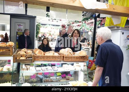 La Cancelliera dello Scacchiere Rachel Reeves al Darwen Market durante una visita a Darwen, nel Lancashire. Data foto: Venerdì 13 dicembre 2024. Foto Stock