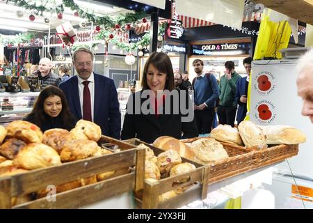 La Cancelliera dello Scacchiere Rachel Reeves al Darwen Market durante una visita a Darwen, nel Lancashire. Data foto: Venerdì 13 dicembre 2024. Foto Stock