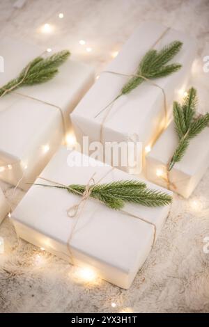 Primo piano di regali con luci scintillanti Foto Stock