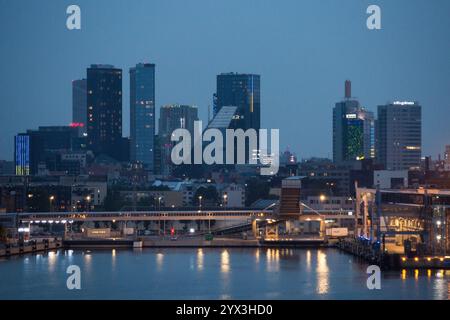 Tallinn, Estonia. 16 agosto 2024. Una vista del Porto di Tallinn e dei grattacieli nel quartiere finanziario e finanziario di Tallin. Tallinn è la capitale e il principale centro governativo, finanziario, industriale e culturale dell'Estonia. (Immagine di credito: © Karol Serewis/SOPA Images via ZUMA Press Wire) SOLO PER USO EDITORIALE! Non per USO commerciale! Foto Stock
