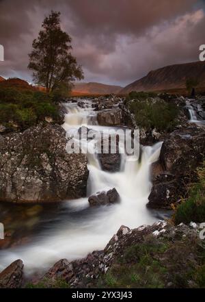 Cascata Glen Etive Mor nella Glencoe Valley, Scozia Foto Stock