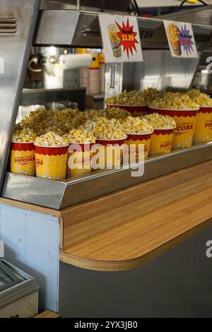 Secchielli di popcorn del cinema sotto un caldo presso uno stand di concessioni Foto Stock