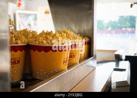 Secchielli di popcorn cinematografici al Drive-in Theater Foto Stock