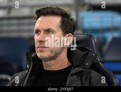 Manchester City Academy Stadium, Manchester, Inghilterra, 12 dicembre 2024. Gareth Taylor, manager del Manchester City Women, guarda i warm up in vista della partita di UEFA Women's Champions League Manchester City Women V SKN St. Pölten Women (Sportklub Niederösterreich St. Pölten) al Manchester City Academy Stadium. (Immagine di credito: ©Cody Froggatt/Alamy Live News) Foto Stock