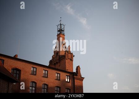 Edificio storico in mattoni rossi del quartier generale dei vigili del fuoco del voivodato della grande Polonia in via Masztalarska, Poznań Foto Stock