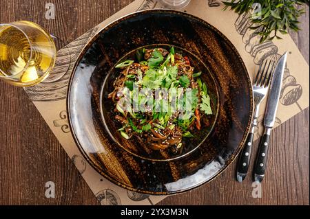 Spaghetti in stile asiatico con manzo Foto Stock