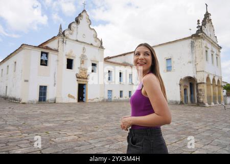 Ritratto di una bella giovane donna che cammina a Praca do Carmo nella città vecchia di Sao Cristovao, Sergipe, Brasile Foto Stock