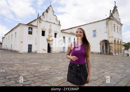 Graziosa donna brasiliana che cammina a Praca do Carmo nella città vecchia di Sao Cristovao, Sergipe, Brasile Foto Stock