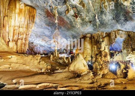 Splendide stalagmiti all'interno della Grotta del Paradiso (grotta di Thien Duong) Foto Stock