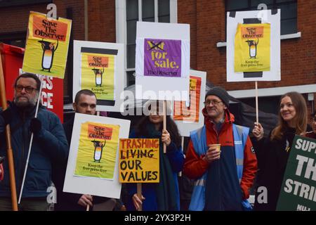 Londra, Inghilterra, Regno Unito. 13 dicembre 2024. Il picchetto della National Union of Journalists (NUJ) al di fuori degli uffici del Guardian a King's Cross mentre i giornalisti continuano il loro sciopero sulla vendita di The Observer, il giornale domenicale attualmente pubblicato dal Guardian Media Group, a Tortoise Media. (Credit Image: © Vuk Valcic/ZUMA Press Wire) SOLO PER USO EDITORIALE! Non per USO commerciale! Foto Stock