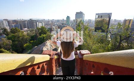 Turismo a Santiago del Cile. Vista panoramica della ragazza turistica sulla collina di Cerro Santa Lucia, godendo della vista di Santiago del Cile, Sud America. Foto Stock