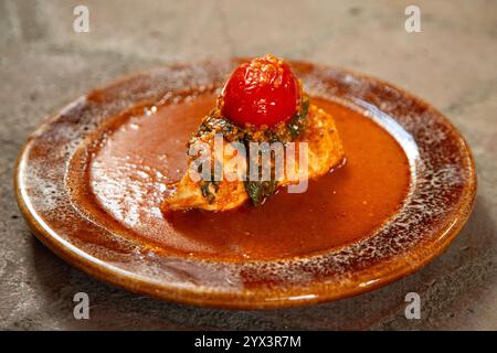 La mole de segueza con pollo è una ricetta tradizionale di Oaxaca, fatta con granturco giallo, pitiona e peperoncino guajillo, tra gli altri ingredienti. Foto Stock