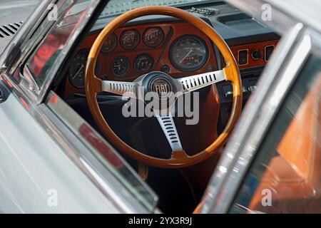 Vista interna della Fiat Dino 2400 Foto Stock
