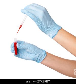 Indossare guanti medici con una pipetta di sangue e una provetta riempita di sangue su fondo vuoto. Analisi di laboratorio, test medici, lui Foto Stock