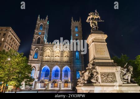 Montreal, Quebec, Canada - 18 agosto 2021: Vista notturna di Place d'Armes nella Vecchia Montreal. Basilica di Notre-Dame. Monumento di Maisonneuve. Foto Stock