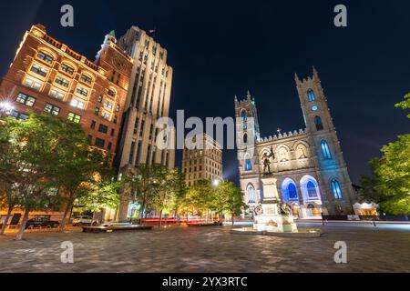 Montreal, Quebec, Canada - 18 agosto 2021: Vista notturna di Place d'Armes nella Vecchia Montreal. Basilica di Notre-Dame. Monumento di Maisonneuve. Foto Stock