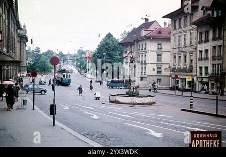 Edifici nella strada storica con tram e fontana Kindlifresserbrunnen, Kornhausplatz, città di Berna, Svizzera, Europa 1961 Foto Stock