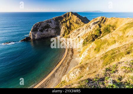 Vista su Man o'War Beach nel Dorset guardando verso ovest all'alba. Foto Stock
