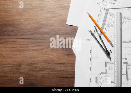 Diversi disegni architettonici, matita, righello e divisore su tavolo in legno, piatto. Spazio per il testo Foto Stock