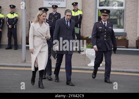 (Da sinistra a destra, in prima fila) il ministro della giustizia Helen McEntee Taoiseach Simon Harris e il Commissario Garda Drew Harris alla cerimonia di laurea del Garda College alla McCan Barracks di Templemore, Co Tipperary. Data foto: Giovedì 12 dicembre 2024. Foto Stock