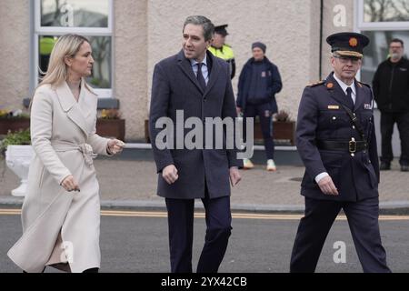 (Da sinistra a destra, in prima fila) il ministro della giustizia Helen McEntee Taoiseach Simon Harris e il Commissario Garda Drew Harris alla cerimonia di laurea del Garda College alla McCan Barracks di Templemore, Co Tipperary. Data foto: Giovedì 12 dicembre 2024. Foto Stock