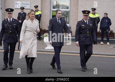 (Seconda da sinistra a destra, prima fila) Ministro della giustizia Helen McEntee Taoiseach Simon Harris e Commissario Garda Drew Harris alla cerimonia di laurea del Garda College alla McCan Barracks di Templemore, Co Tipperary. Data foto: Giovedì 12 dicembre 2024. Foto Stock