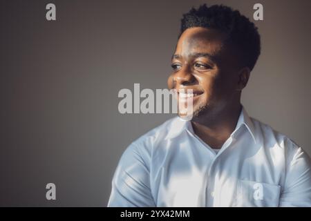 Ritratto di uomo felice che sorride e guarda lontano. Foto Stock