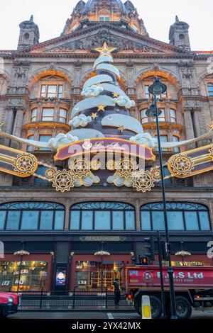 Harrods, Brompton Road, Londra, Regno Unito. 13 dicembre 2024. L'esterno di Harrods decorato per Natale 2024. Crediti: Malcolm Park/Alamy Live News Foto Stock