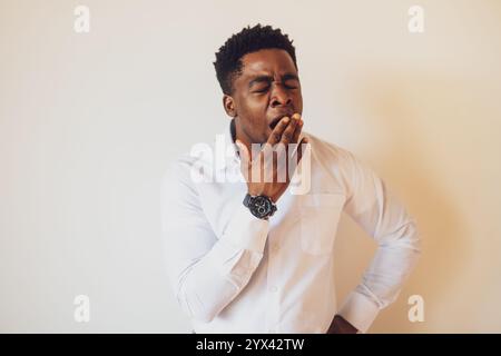 Ritratto di un giovane uomo d'affari stanco ed esausto. Foto Stock