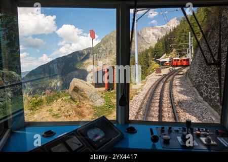 Vista dalla finestra del treno storico rosso per il ghiacciaio Mer de Glace a Chamonix. Francia. Attrazioni turistiche alpine. Foto Stock