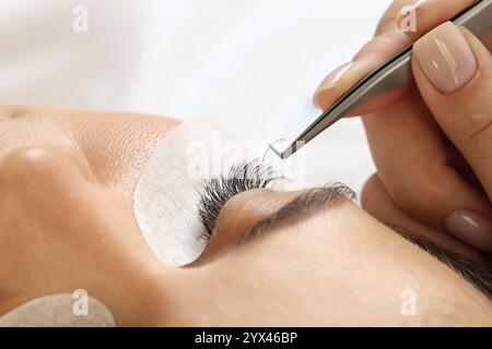 Donna sottoposta a procedura di estensione della Lash nel salone di bellezza, primo piano Foto Stock