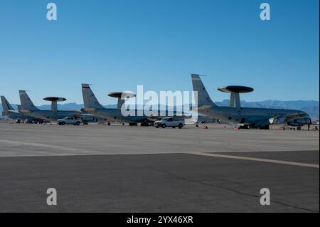 Tre aerei della U.S. Air Force e-3 Sentry Airborne Warning and Control System sono preparati per i controlli pre-volo prima di volare a supporto delle armi Scho Foto Stock