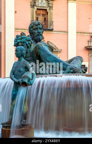 Statua di Nettuno, fontana di Turia, Plaza de la Virgen, Valencia, Comunità Valenciana, Spagna Foto Stock