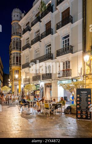 I turisti mangiano all'aperto in un tapas bar, Valencia, Comunità Valenciana, Spagna Foto Stock