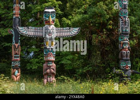 Dettaglio ravvicinato di pali totemici tradizionali, situati nella British Columbia Foto Stock