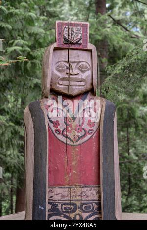 Dettaglio ravvicinato di pali totemici tradizionali, situati nella British Columbia Foto Stock