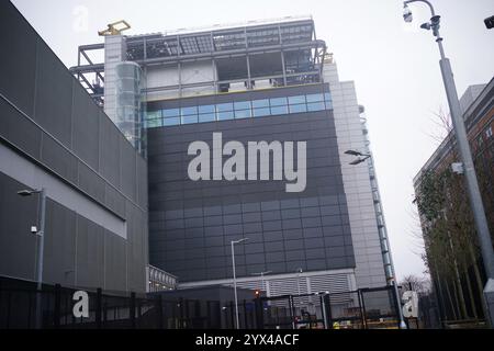 Una visione esterna di Telehouse Europe, un data center "all'avanguardia" di Telehouse South a Londra. Il complesso incorpora una recinzione con classificazione PAS68 alta 3 m, che è a prova di urti per impedire che i veicoli vengano utilizzati come ariete di percussione per entrare nell'edificio; un cancello di sicurezza che porta un'interfaccia umana al perimetro dei locali e migliora il controllo di sicurezza prima di entrare nei locali, e blocchi pedonali e dei veicoli per evitare il fuoriuscita. Data foto: Giovedì 12 dicembre 2024. Foto Stock