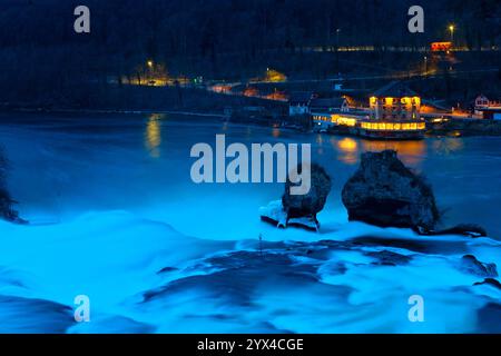 Vista panoramica delle cascate del Reno nelle Alpi svizzere, Svizzera Foto Stock