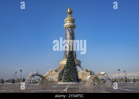 Torre Istiklol con albero di Natale, Torre indipendenza e libertà, inverno, Dushanbe, Tagikistan, Asia centrale, Asia Foto Stock