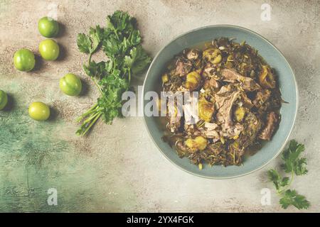 Chakapuli, piatto georgiano, carne stufata con erbe e tkemali, vino bianco, fatti in casa, nessuno Foto Stock