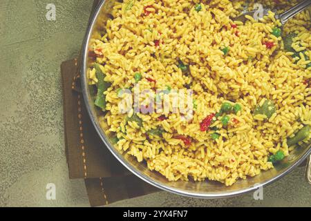 Riso con zafferano e verdure, in una padella, vista dall'alto, fatto in casa, niente persone Foto Stock