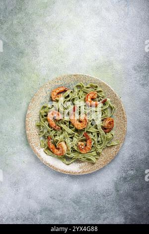 Tagliatelle con spinaci, in salsa panna, con gamberi, fatti in casa, senza persone Foto Stock