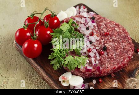 Cotolette crude, per hamburger, carne macinata, fatte a mano, fatte in casa, con spezie, vista dall'alto, niente persone Foto Stock